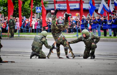 Barnaul, Rusya Federasyonu-Mayıs 9, 2017.Russian Özel Kuvvetler asker sokakta çalışmaları sırasında ateş