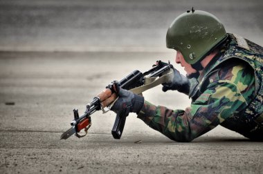 Barnaul, Rusya Federasyonu-Mayıs 9, 2017.Russian Özel Kuvvetler asker sokakta çalışmaları sırasında ateş