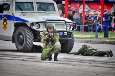 Barnaul, Rusya Federasyonu-Mayıs 9, 2017.Russian Özel Kuvvetler asker sokakta çalışmaları sırasında ateş