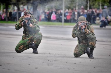 Barnaul, Rusya Federasyonu-Mayıs 9, 2017.Russian Özel Kuvvetler asker sokakta çalışmaları sırasında ateş