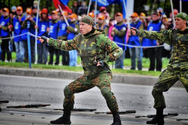 Barnaul, Rusya Federasyonu-Mayıs 9, 2017.Russian Özel Kuvvetler asker sokakta çalışmaları sırasında ateş