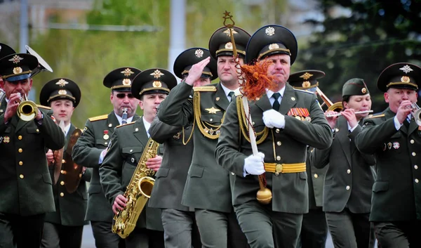 2010年5月9日 俄罗斯巴纳尔 一个军乐队演奏三月 — 图库照片