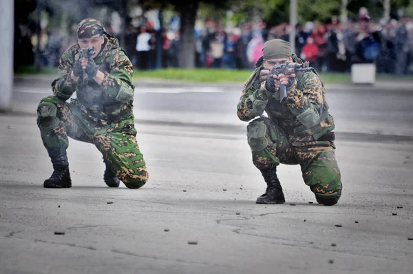 Barnaul Oroszország Május 2017 Russian Különleges Erők Katonái Lőni Utcán — Stock Fotó
