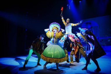 Barnaul, Rusya-27 Aralık 2020. Tiyatronun oyuncuları 