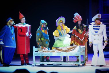 Barnaul, Rusya-27 Aralık 2020. Tiyatronun oyuncuları 