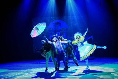 Barnaul, Rusya-27 Aralık 2020. Tiyatronun oyuncuları 