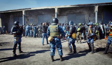 Novoaltaysk, Rusya-10 Nisan 2019. rehinelerin serbest bırakılması için ceza kolonisinde öğretiler