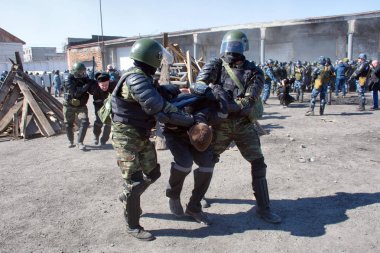 Novoaltaysk, Rusya-10 Nisan 2019. rehinelerin serbest bırakılması için ceza kolonisinde öğretiler
