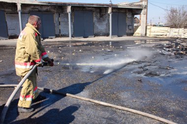 Novoaltaysk,Rusya-10 Nisan 2019.İtfaiyeciler 8 numaralı ceza kolonisinin topraklarında yangını söndürdü