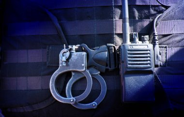 kelepçe ve bir polis kemerinde bir walkie-talkie
