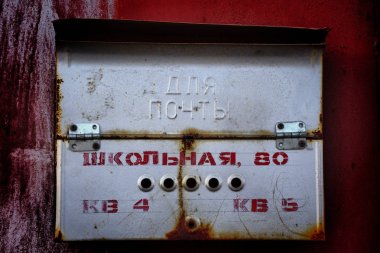 Rusya'da boya soyma ile eski posta kutusu