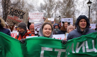 Barnaul,Rusya-1 Mayıs 2019. Barnaul.Younginsanlar monstration posterler i