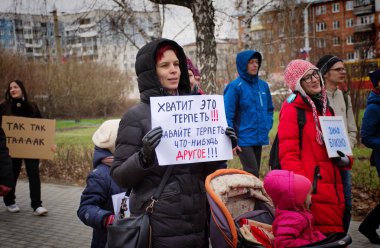 Barnaul,Rusya-1 Mayıs 2019. Barnaul.Younginsanlar monstration posterler i