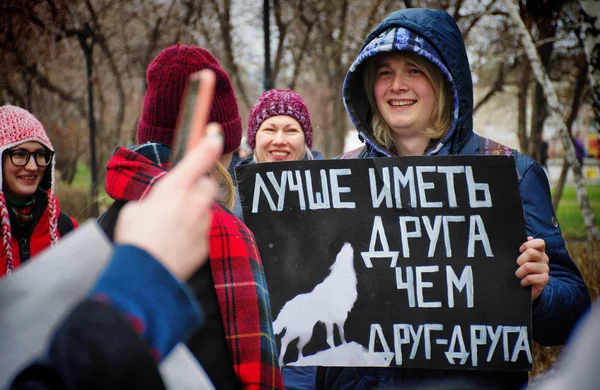巴尔瑙尔 俄罗斯 2019年5月1日 巴尔瑙尔的画报 年轻人举着海报 — 图库照片