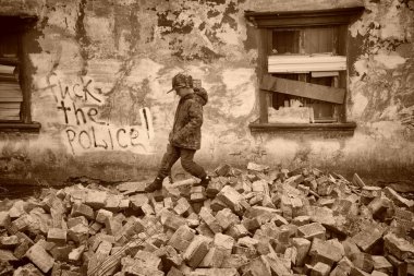 Barnaul,Rusya-1 Mayıs 2019.Çocuk acil evin Windows altında oynar