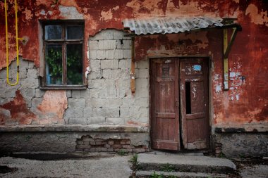 Barnaul,Rusya-1 Mayıs 2019. Rusya'da eski hasarlı ev