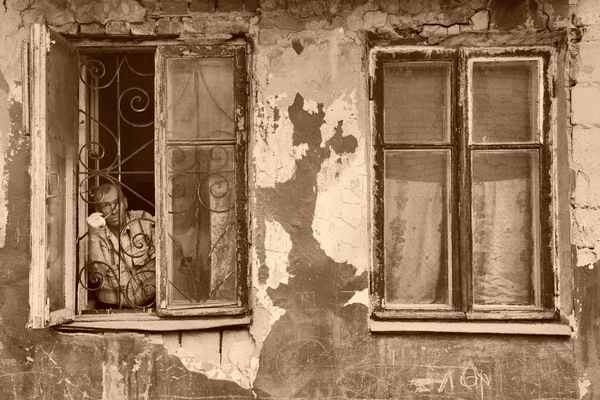 巴尔瑙尔 俄罗斯 2019年5月1日 一个贫穷地区的人看着一座旧房子的窗户 — 图库照片