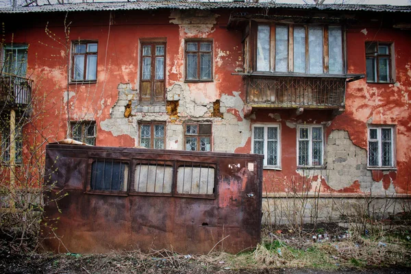 Barnaul Rússia Maio 2019 Velha Casa Danificada Rússia — Fotografia de Stock