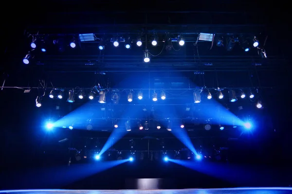 劇場の舞台上の灯籠の光 — ストック写真