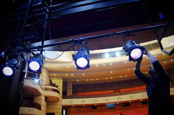 Barnaul, Rusya-21 Mart 2018. ışık sanatçısı tiyatroda aydınlatma armatürleri bağlar