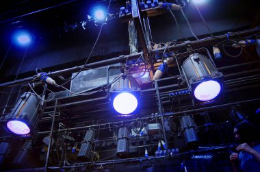 Barnaul, Rusya-21 Mart 2018. ışık sanatçısı tiyatroda aydınlatma armatürleri bağlar