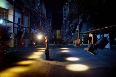 Barnaul, Rusya-21 Mart 2018. ışık sanatçısı tiyatroda aydınlatma armatürleri bağlar