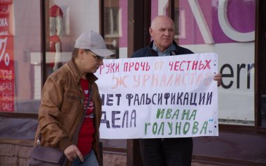 Barnaul, Rusya-9 Temmuz 2019. Muhabiri Ivan Golunov ve dürüst gazeteciler destek bir poster ile adam
