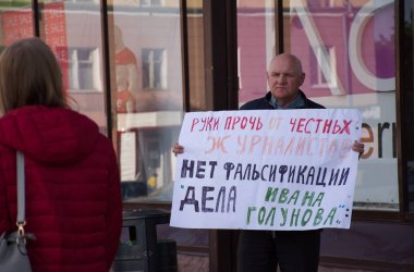 Barnaul, Rusya-9 Temmuz 2019. Muhabiri Ivan Golunov ve dürüst gazeteciler destek bir poster ile adam