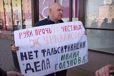 Barnaul, Rusya-9 Temmuz 2019. Muhabiri Ivan Golunov ve dürüst gazeteciler destek bir poster ile adam