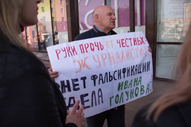 Barnaul, Rusya-9 Temmuz 2019. Muhabiri Ivan Golunov ve dürüst gazeteciler destek bir poster ile adam