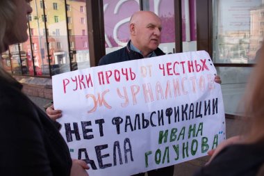 Barnaul, Rusya-9 Temmuz 2019. Muhabiri Ivan Golunov ve dürüst gazeteciler destek bir poster ile adam