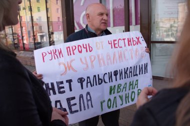 Barnaul, Rusya-9 Temmuz 2019. Muhabiri Ivan Golunov ve dürüst gazeteciler destek bir poster ile adam