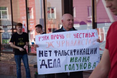 Barnaul, Rusya-9 Temmuz 2019. Muhabiri Ivan Golunov ve dürüst gazeteciler destek bir poster ile adam