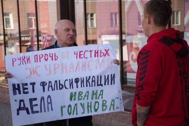 Barnaul, Rusya-9 Temmuz 2019. Muhabiri Ivan Golunov ve dürüst gazeteciler destek bir poster ile adam