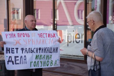 Barnaul, Rusya-9 Temmuz 2019. Muhabiri Ivan Golunov ve dürüst gazeteciler destek bir poster ile adam