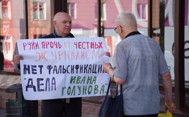 Barnaul, Rusya-9 Temmuz 2019. Muhabiri Ivan Golunov ve dürüst gazeteciler destek bir poster ile adam