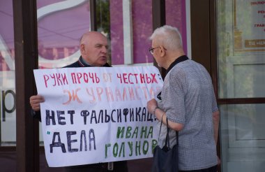 Barnaul, Rusya-9 Temmuz 2019. Muhabiri Ivan Golunov ve dürüst gazeteciler destek bir poster ile adam