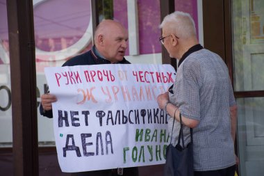 Barnaul, Rusya-9 Temmuz 2019. Muhabiri Ivan Golunov ve dürüst gazeteciler destek bir poster ile adam