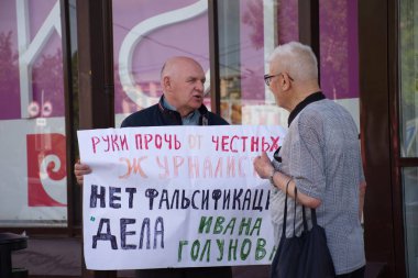 Barnaul, Rusya-9 Temmuz 2019. Muhabiri Ivan Golunov ve dürüst gazeteciler destek bir poster ile adam