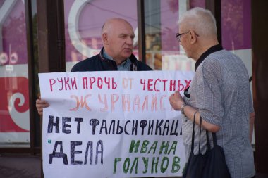 Barnaul, Rusya-9 Temmuz 2019. Muhabiri Ivan Golunov ve dürüst gazeteciler destek bir poster ile adam