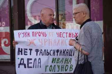 Barnaul, Rusya-9 Temmuz 2019. Muhabiri Ivan Golunov ve dürüst gazeteciler destek bir poster ile adam