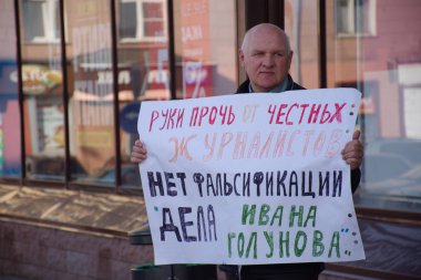 Barnaul, Rusya-9 Temmuz 2019. Muhabiri Ivan Golunov ve dürüst gazeteciler destek bir poster ile adam