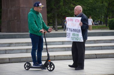 Barnaul, Rusya-9 Temmuz 2019. Muhabiri Ivan Golunov ve dürüst gazeteciler destek bir poster ile adam