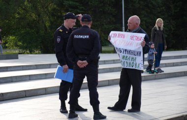 Barnaul, Rusya-9 Temmuz 2019. Muhabir Ivan Golunov ve polis tarafından gözaltına dürüst gazeteciler destek posteri olan bir adam