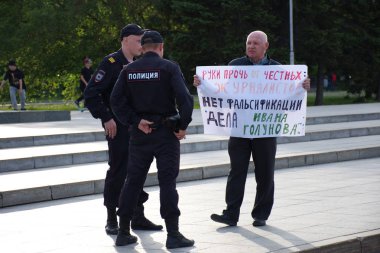 Barnaul, Rusya-9 Temmuz 2019. Muhabir Ivan Golunov ve polis tarafından gözaltına dürüst gazeteciler destek posteri olan bir adam