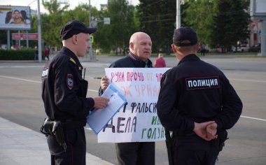 Barnaul, Rusya-9 Temmuz 2019. Muhabir Ivan Golunov ve polis tarafından gözaltına dürüst gazeteciler destek posteri olan bir adam