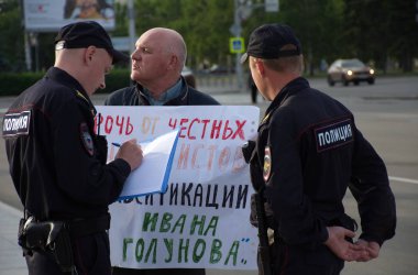 Barnaul, Rusya-9 Temmuz 2019. Muhabir Ivan Golunov ve polis tarafından gözaltına dürüst gazeteciler destek posteri olan bir adam