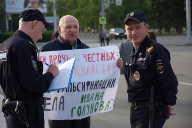 Barnaul, Rusya-9 Temmuz 2019. Muhabir Ivan Golunov ve polis tarafından gözaltına dürüst gazeteciler destek posteri olan bir adam