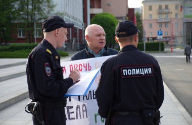 Barnaul, Rusya-9 Temmuz 2019. Muhabir Ivan Golunov ve polis tarafından gözaltına dürüst gazeteciler destek posteri olan bir adam