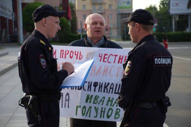 Barnaul, Rusya-9 Temmuz 2019. Muhabir Ivan Golunov ve polis tarafından gözaltına dürüst gazeteciler destek posteri olan bir adam